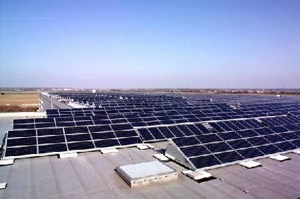 Large installation: Roof mounting of polycrystalline silicon panels at a factory