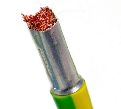 The cable used to run power from the solar panels to the PC is between 1 and 2 gauge (16 mm²).