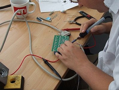 Wiring up a controller circuit for the battery powered screwdriver