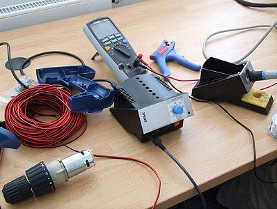 Leads attached to the screwdriver motor