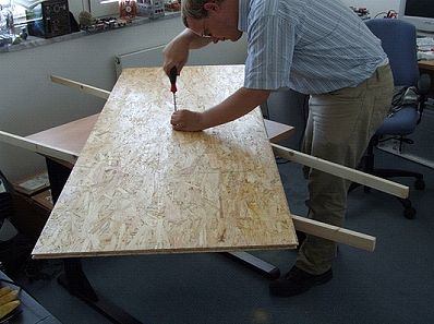 Mounting the pivot sleeve in the lower panel
