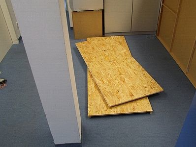The top platform rotates freely in either direction