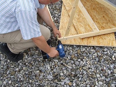 Unscrewing rear member on solar panel framework