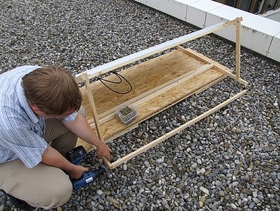Unscrewing rear member on solar panel framework