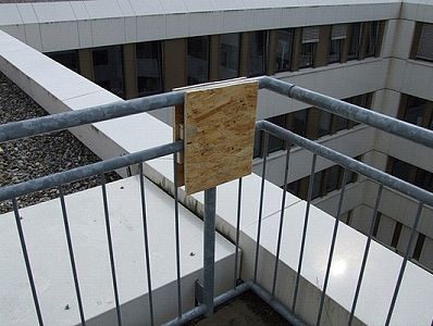 Mounting blocks attached to railing for pulley attachment